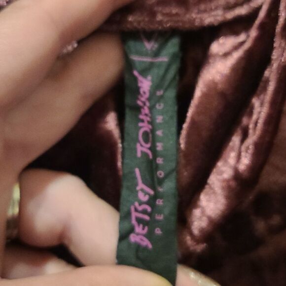 Betsy Johnson performance velvet burgendy cowl neck sweatshirt size m - Picture 4 of 6